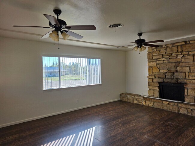 Photo - 230- 3988p -6210 & 6212 Wright Ave. - AS Unit 6212