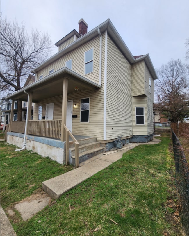 Building Photo - Westside Spacious Three Bedroom Two Story ... Rental