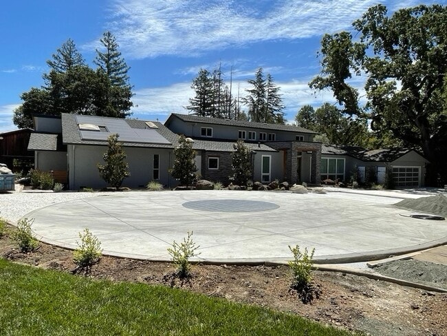 Building Photo - Spectacular excecutive home, sleek modern remodel, peaceful grounds, with massive pool. Easy acce...