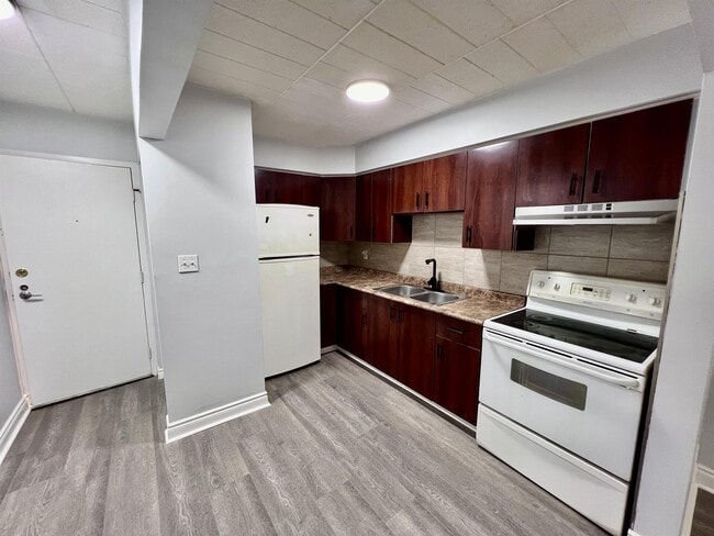 Building Photo - 471 Tecumseh Rd W Unit 101