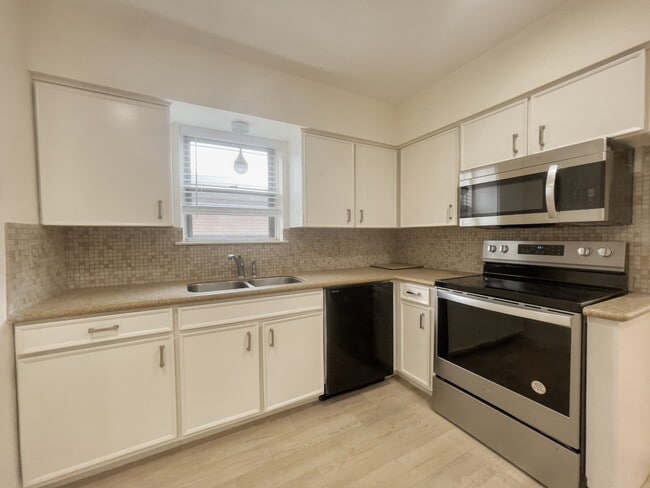 Photo - 7710 Romney Rd