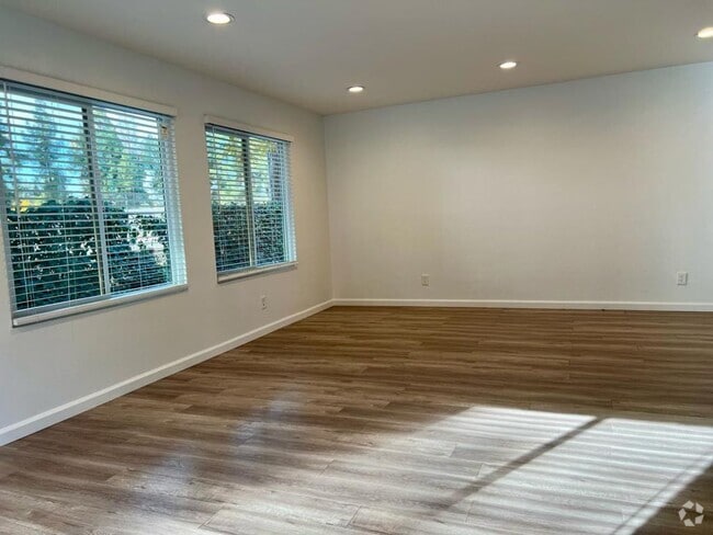 Building Photo - Welcome to Runnymede Rental