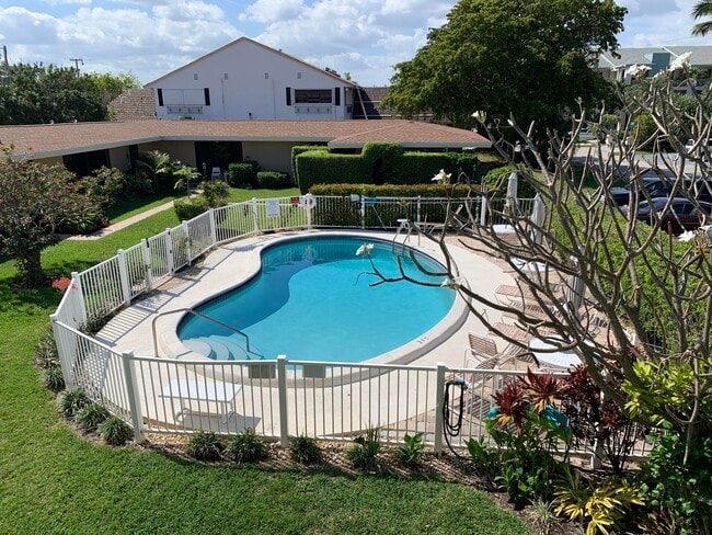 Building Photo - 3208 SE 11th St Unit 201