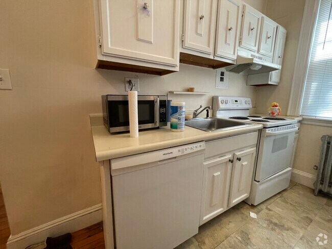 Building Photo - 52 Strathmore Rd Unit 1 Rental