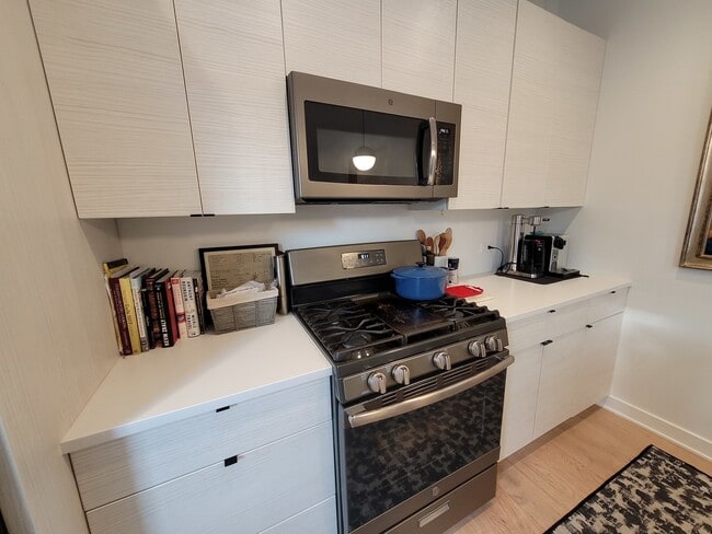 Photo - 1658 W Summerdale Ave Unidad 1W