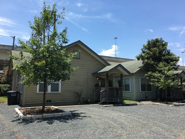 Photo - 713 E Elmira St