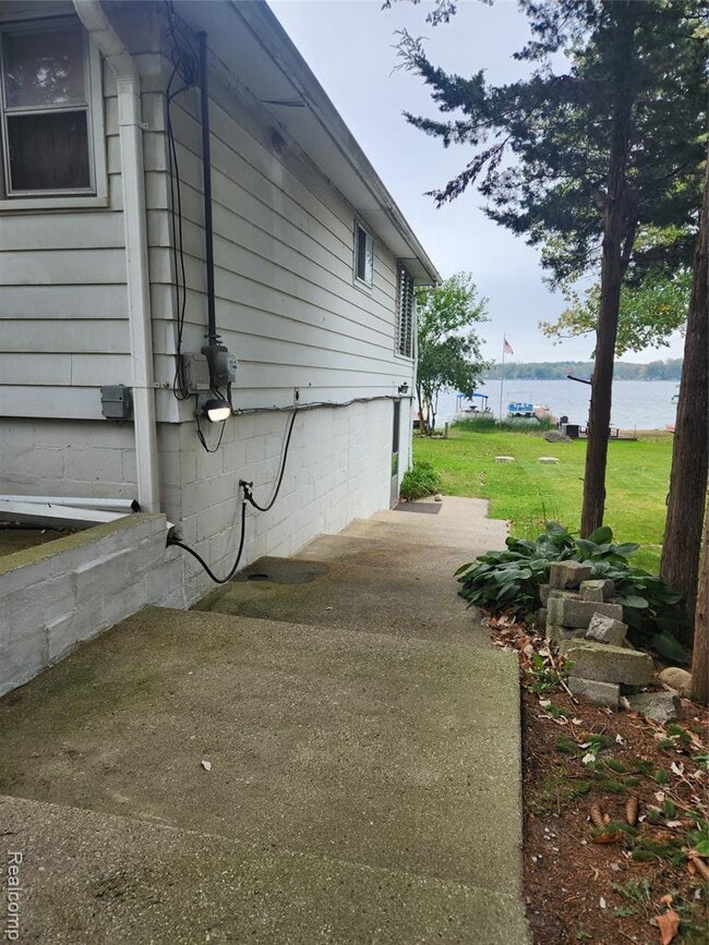 8463 Hillpoint Dr