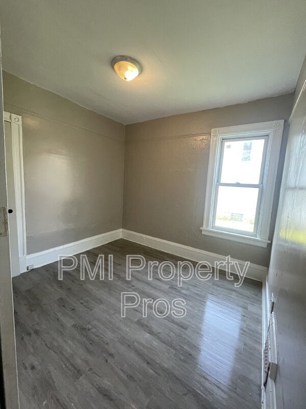 Building Photo - 2619 N 23rd St Unit Lower Rental