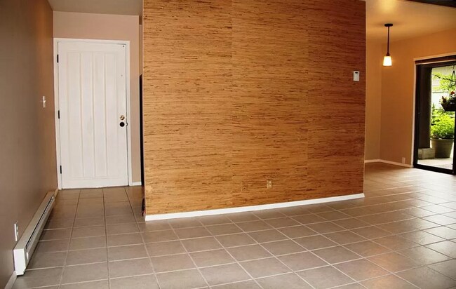 Photo - Ideally Located 2 Bed 1 Bath Bellevue Condo! Unit 3