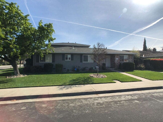 Building Photo - Convenient Santa Clara Location Unit 4