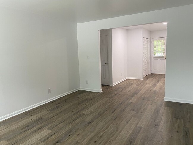 Building Photo - Adorable 2 Bedroom, 1 Bath in East Raleigh near Cary Crossroads - Pet Friendly!
