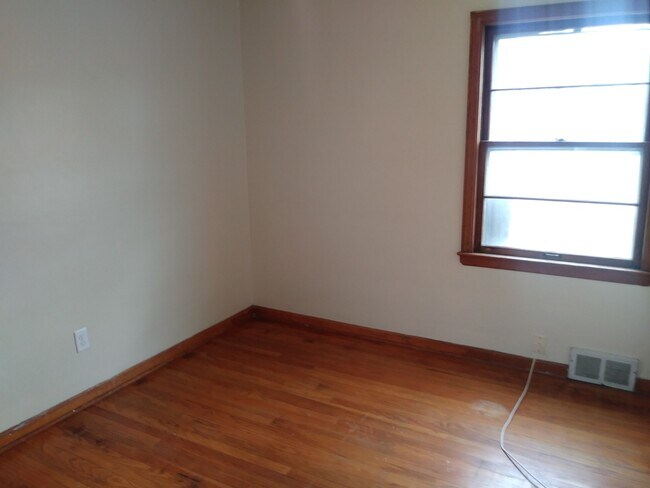 Photo - 4612-14 N 46th St Unit lower