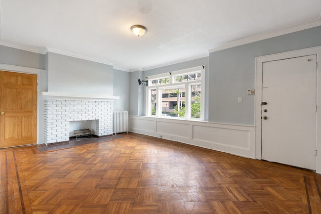 Living room - 148 Lyons Ave Unit #1