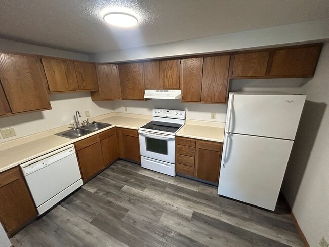 Building Photo - 2 bedroom, 1 bath apartment with large sha... Unit 01