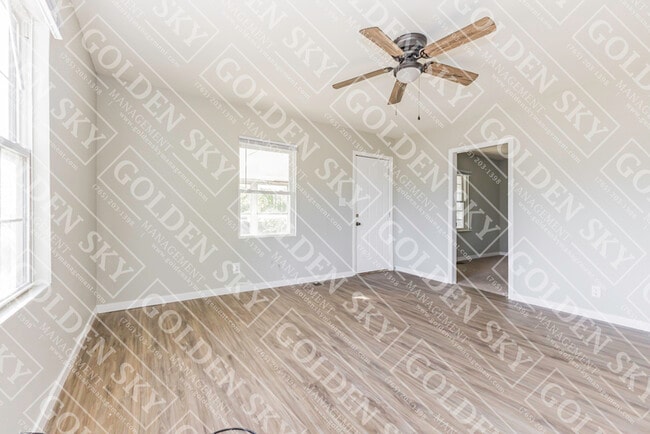 Photo - 806 W 7th St