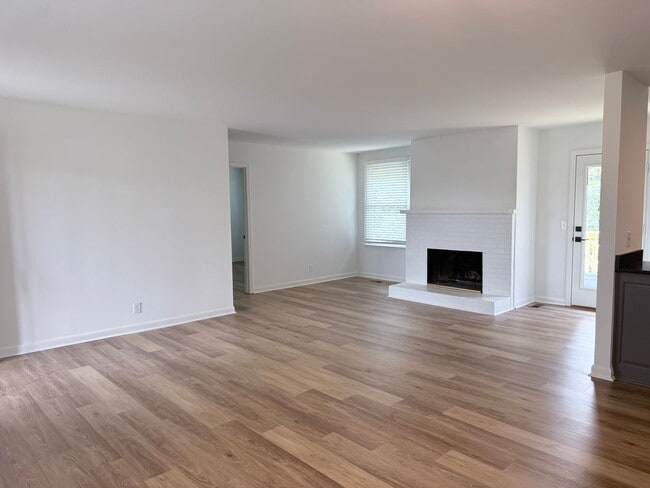 Photo - 4 bedroom/ 2 full bath in Brentwood/ a rare find