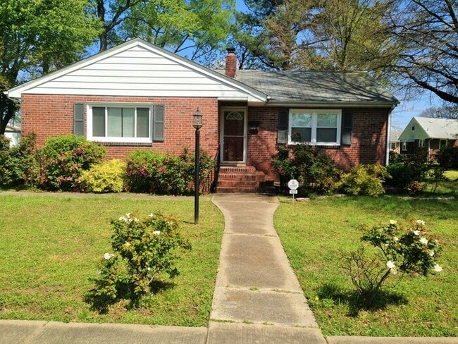 Building Photo - SPACIOUS 3 BED/1 BATH ALL BRICK HOME IN ES...