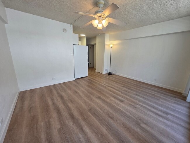 Building Photo - Fern Terrace - Renovated 2/2/1 with spacious lanai and washer/dryer in Unit 102