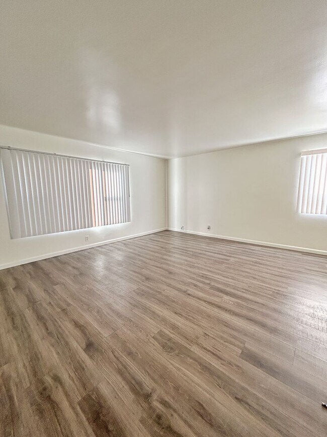 Photo - SPACIOUS 1BD/1BA UNIT INCLUDES 1-CAR GARAGE Unidad 7 Rental