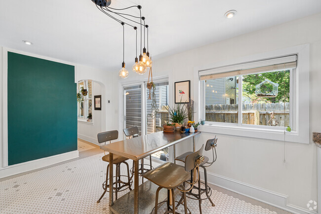 Building Photo - 1852 Tulip St Rental