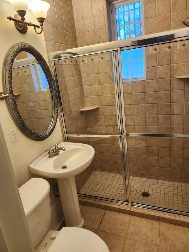 Building Photo - 616 5th Ave W