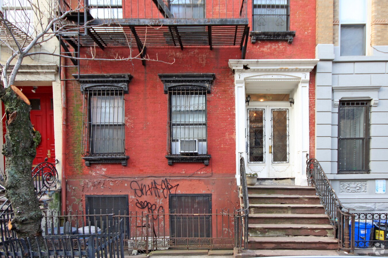 Photo - 258 E 7th St