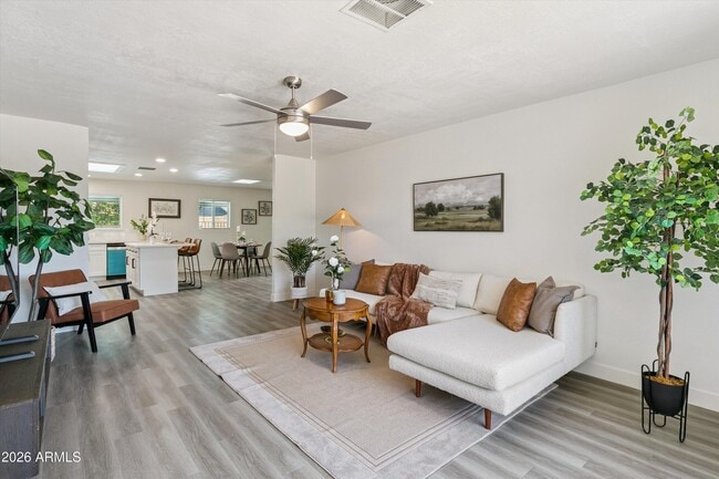 3020 W Hartford Dr
