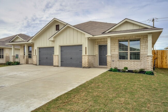 Building Photo - Bright & Cozy Duplex