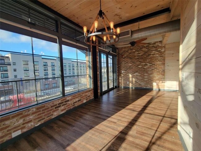 Building Photo - 550 E Main St Unit 201