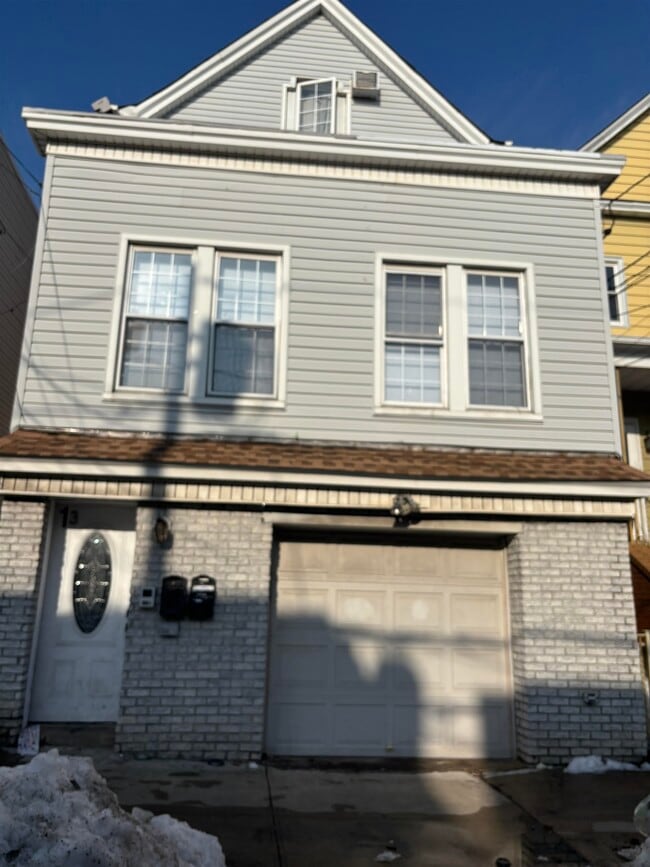 Building Photo - 13 E 15th St