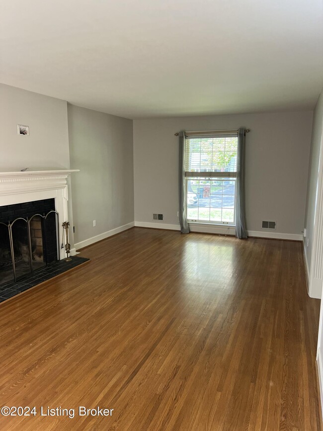 Photo - 3914 1/2 Elmwood Ave