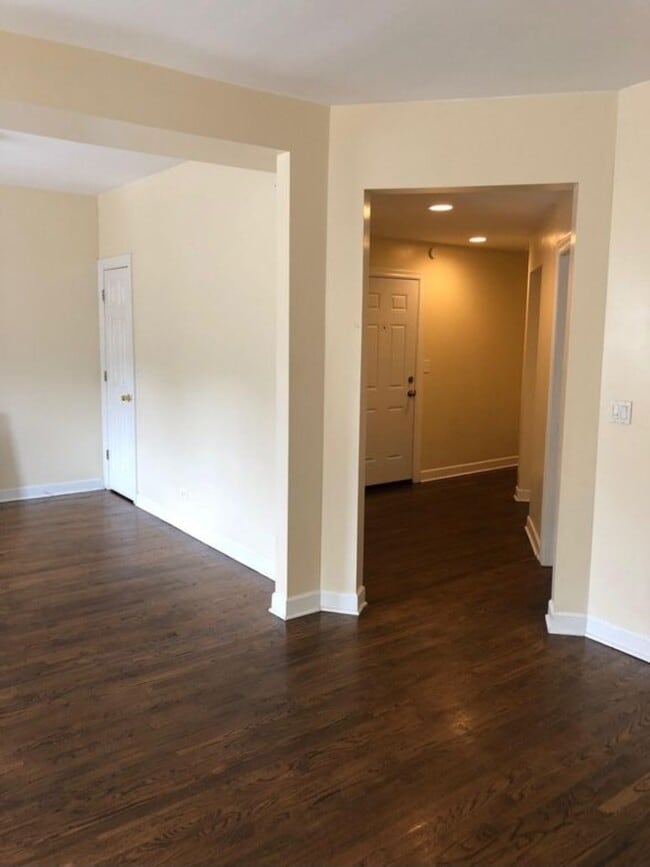 704 E 50th Pl Unit 202