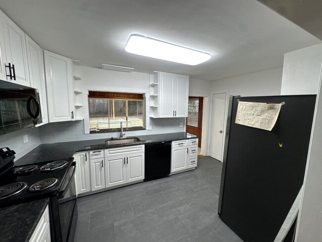 Photo - 4 bedroom 2.5 bath house with large yard!!