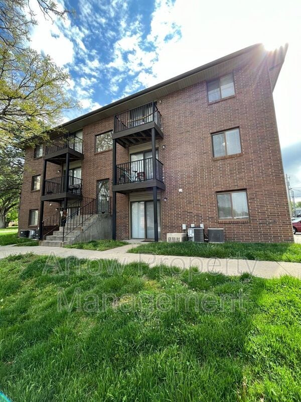 Building Photo - 3405 Holdrege St Unit 204