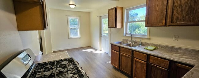 Photo - 1318 N Burbank Ave
