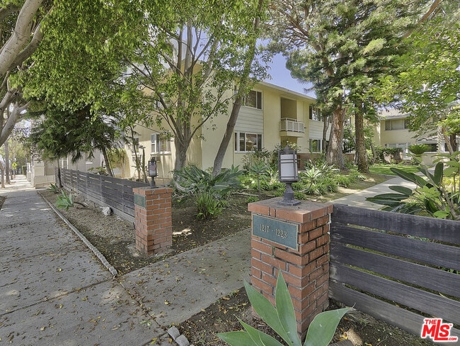Building Photo - 1217 N Crescent Heights Blvd Unit B Rental