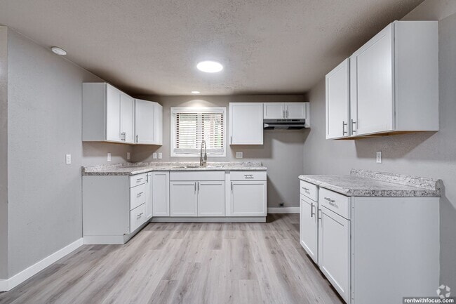 Building Photo - 100 W 4th St Unit 100 Rental