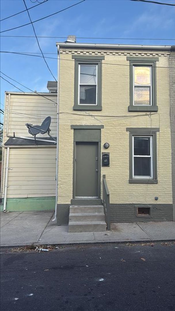 3 Bedroom Row House Ready For You To Make ... - 3 Bedroom Row House Ready For You To Make ...