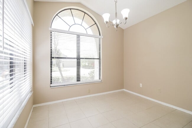 Photo - 164 Lakebreeze Cir