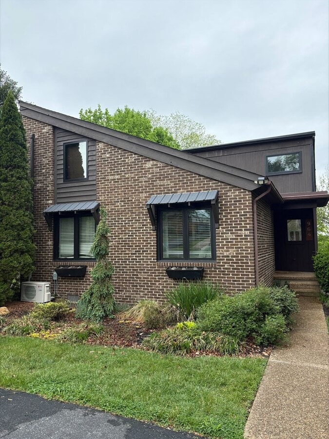 Modern 3BR Duplex with Abundant Natural Light - Modern 3BR Duplex with Abundant Natural Light