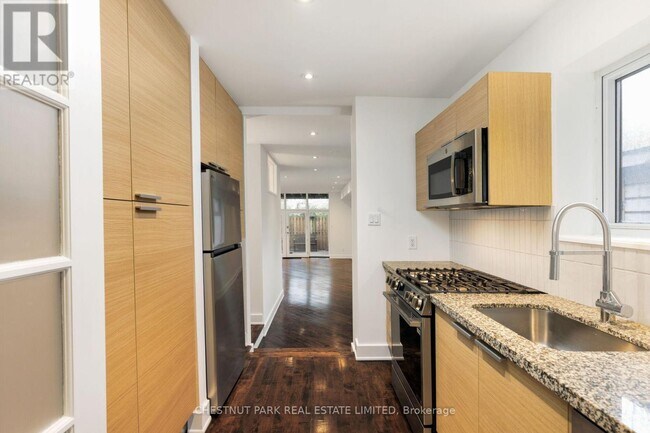 Photo - 734 Huron St