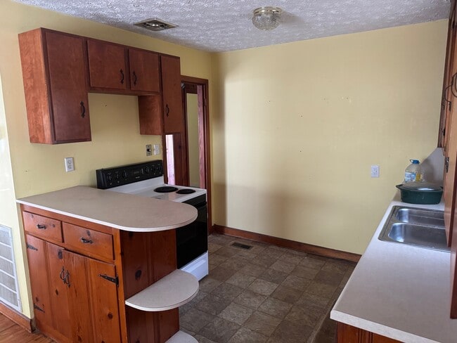 Photo - 409 Cemetery St