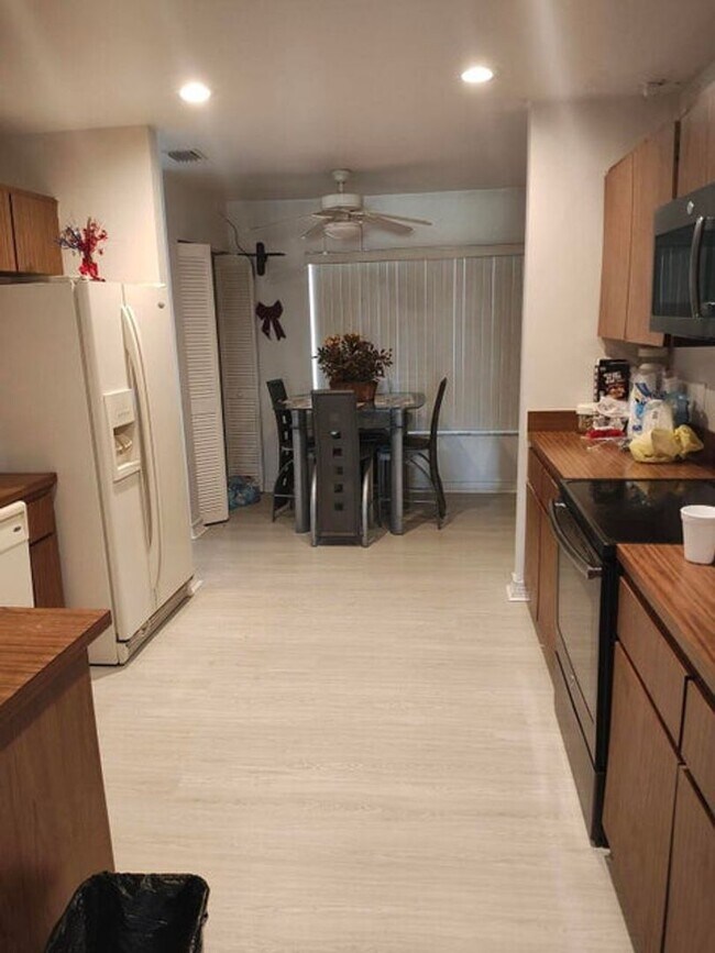 Photo - 616 White Water Dr