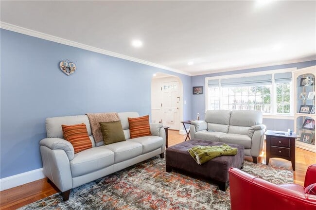 Photo - 470 Elmgrove Ave