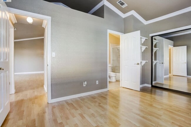 Photo - GREAT END UNIT, IMMACULATE SINGLE STORY, WITH LAMINATE FLOORING THROUGH OUT... 2 BEDS/1.5 BATH