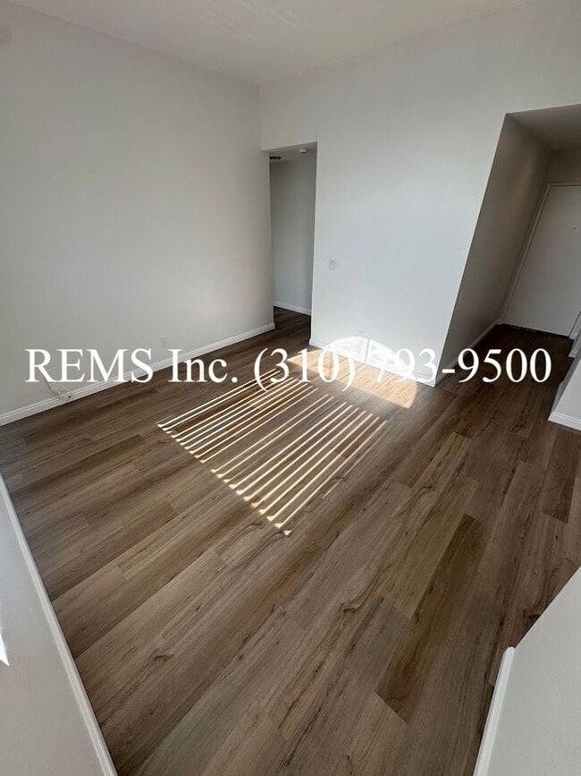 Building Photo - Renovated Apartment with Balcony and Garag... Unit 203