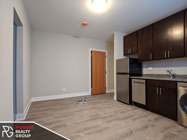 Photo - 437 W Belden Ave