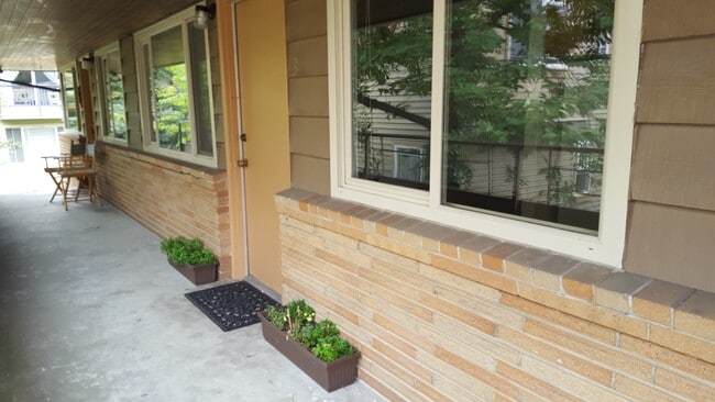 Building Photo - 3659 Dayton Ave N Unit #3