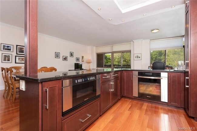 Building Photo - 35 N Chatsworth Ave Unit 3Z