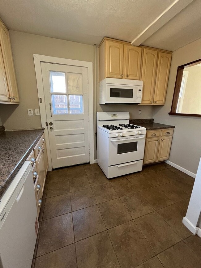 Building Photo - 2 Bedroom 1 bathroom house with a garage!